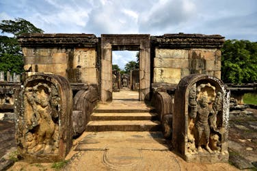 Recorrido de 3 días por el antiguo reino de Polonnaruwa y la playa de Pasikudah desde Kandy